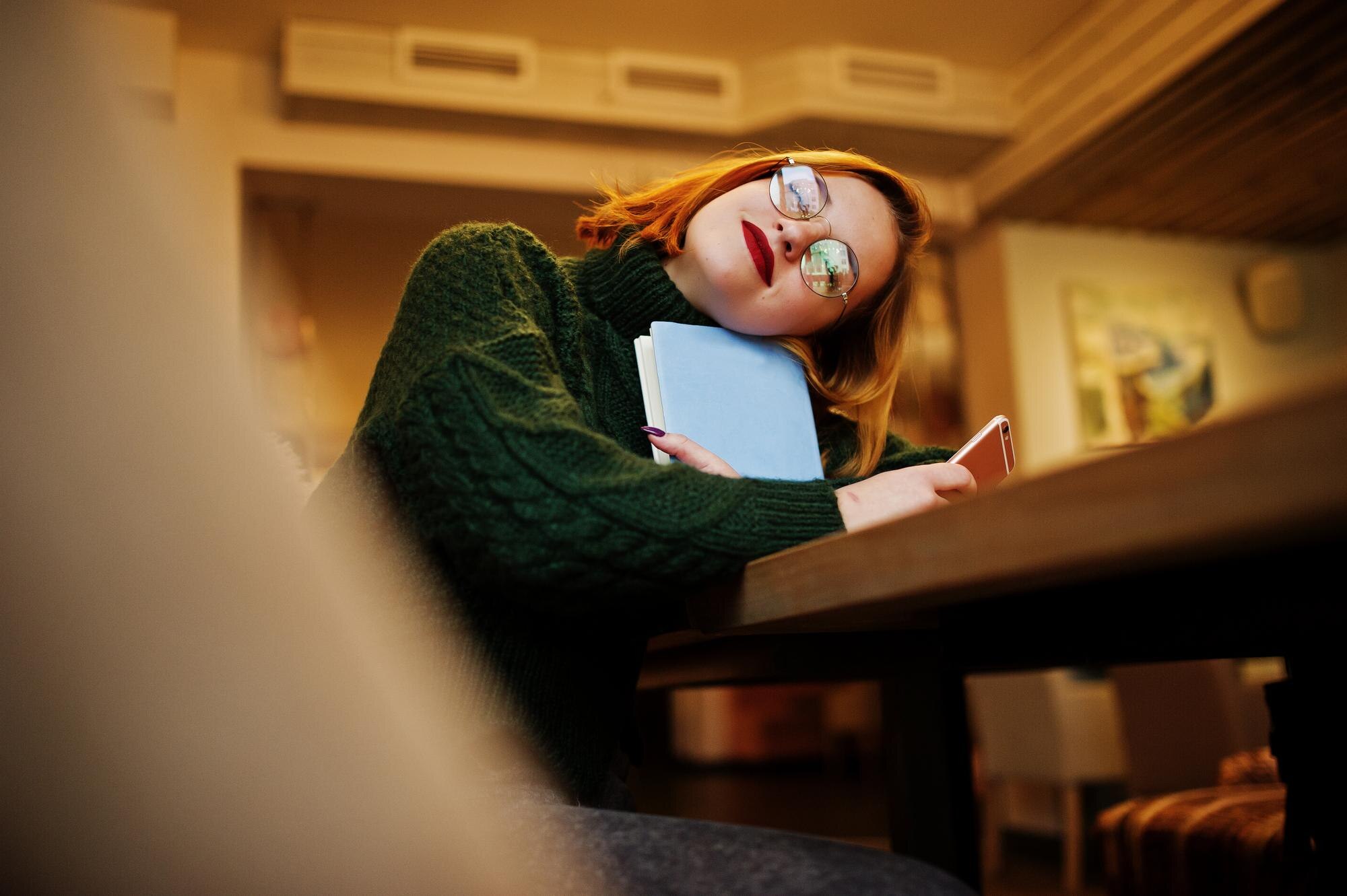 Especialista visual revisando información con un paciente en consulta